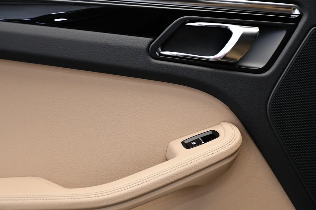 Certified 2025 Porsche Macan image 42