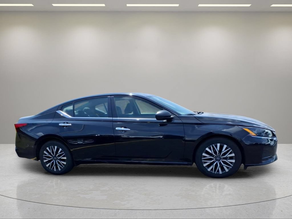 Used 2024 Nissan Altima 2.5 SV FWD image 2