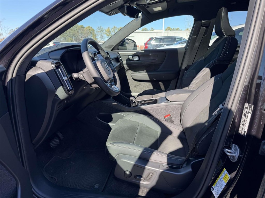 Used 2023 Volvo XC40 Recharge Plus image 5