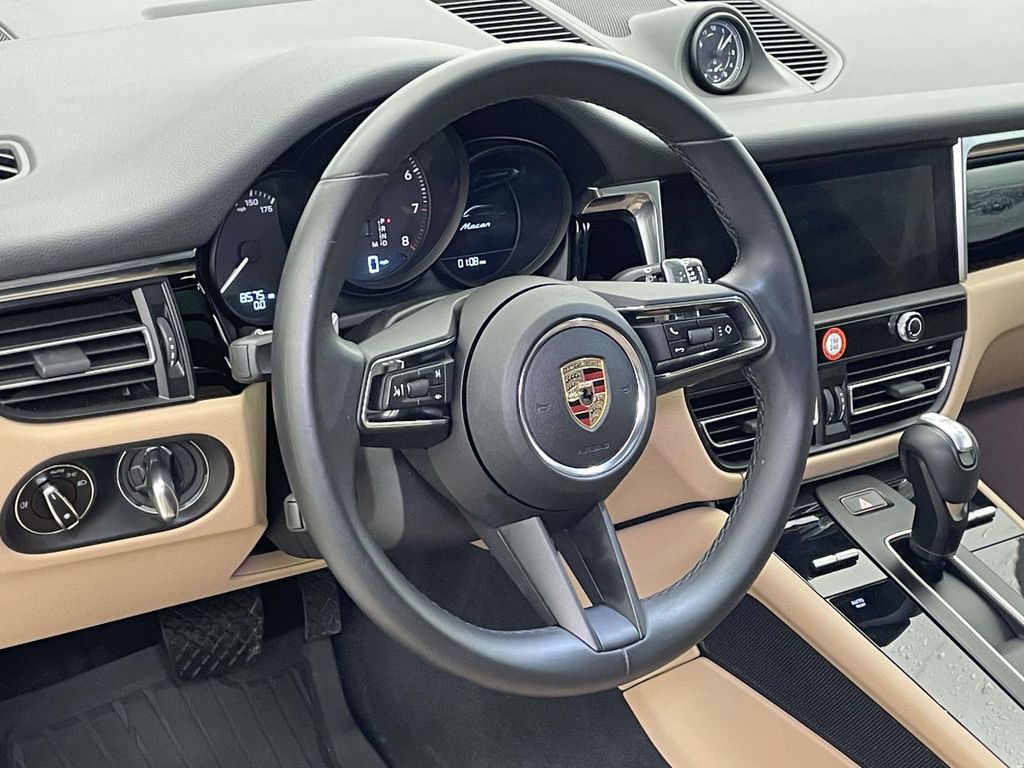 Certified 2025 Porsche Macan AWD/4WD image 4