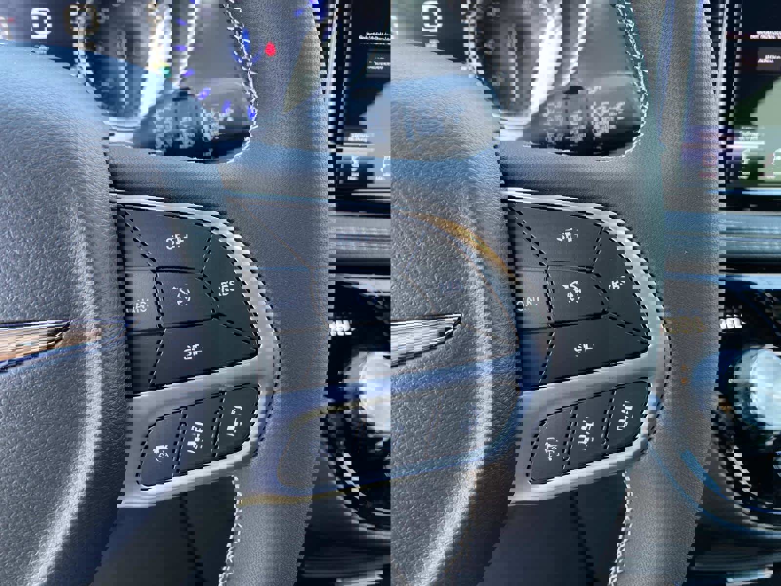 Used 2025 Chrysler Pacifica Select image 15