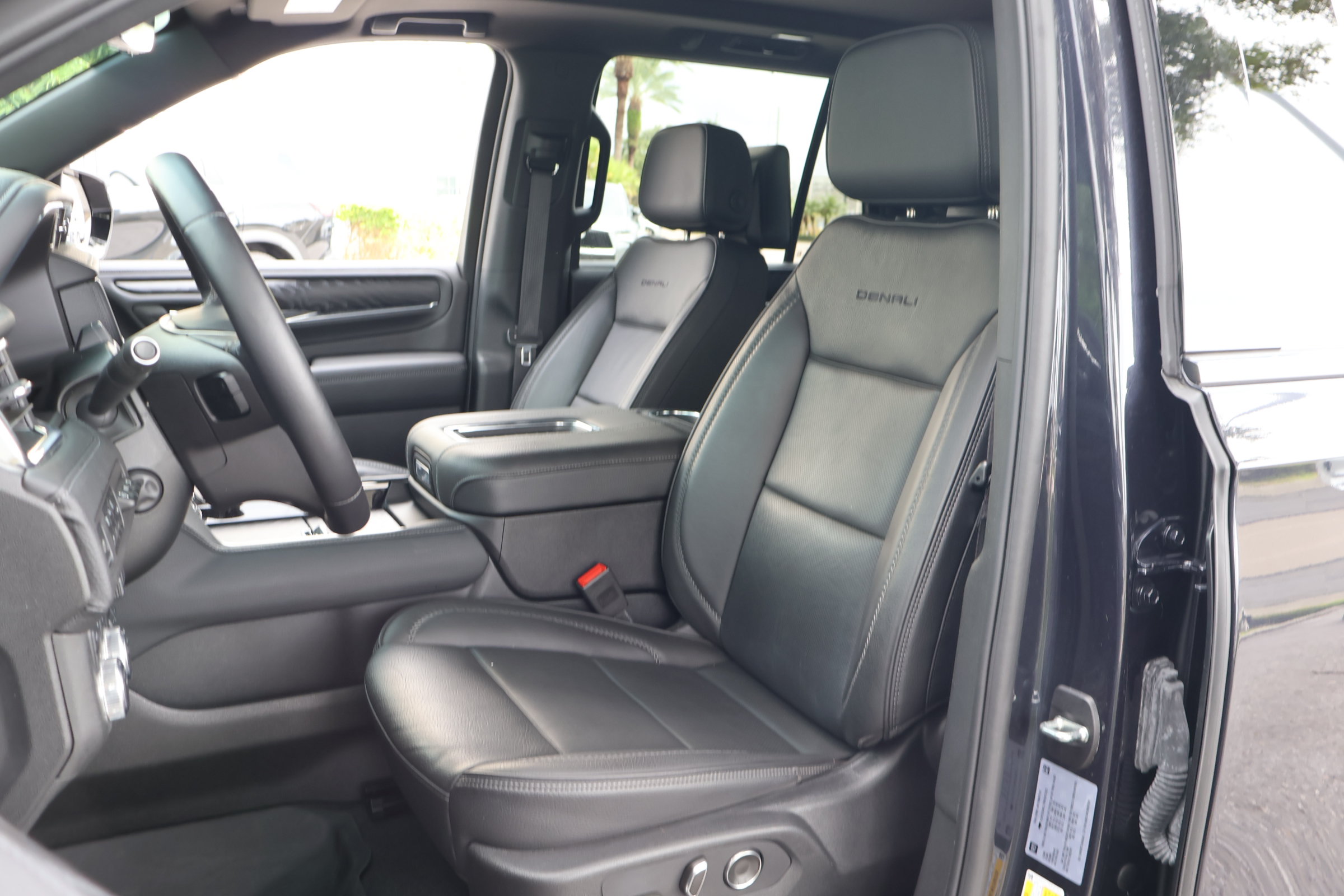 Used 2024 GMC Yukon Denali w/ Advanced Technology Package AWD/4WD image 2