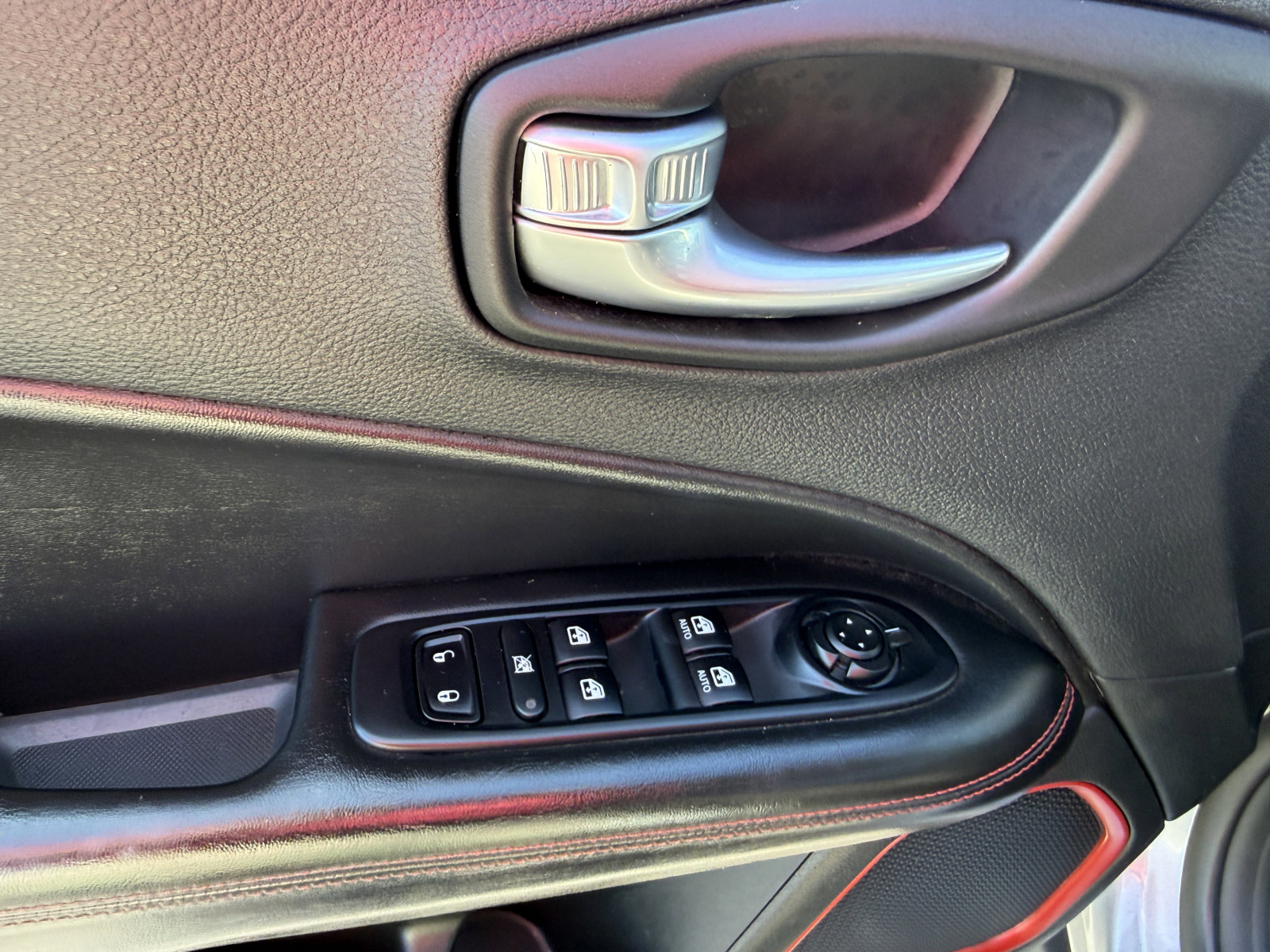 Used 2020 Jeep Compass Trailhawk w/ Cold Weather Group AWD/4WD image 17