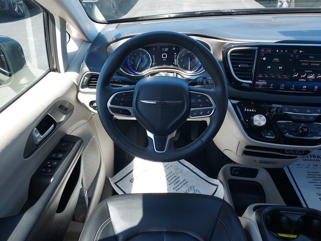 Used 2023 Chrysler Pacifica Touring-L FWD image 16