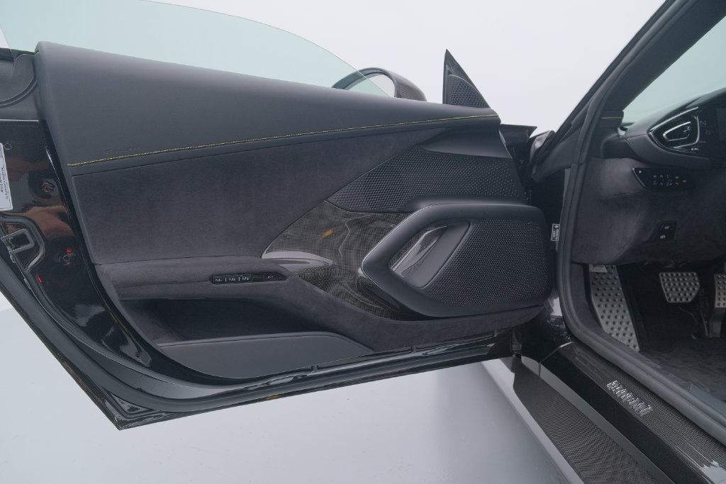 Used 2025 Ferrari 12Cilindri RWD image 38