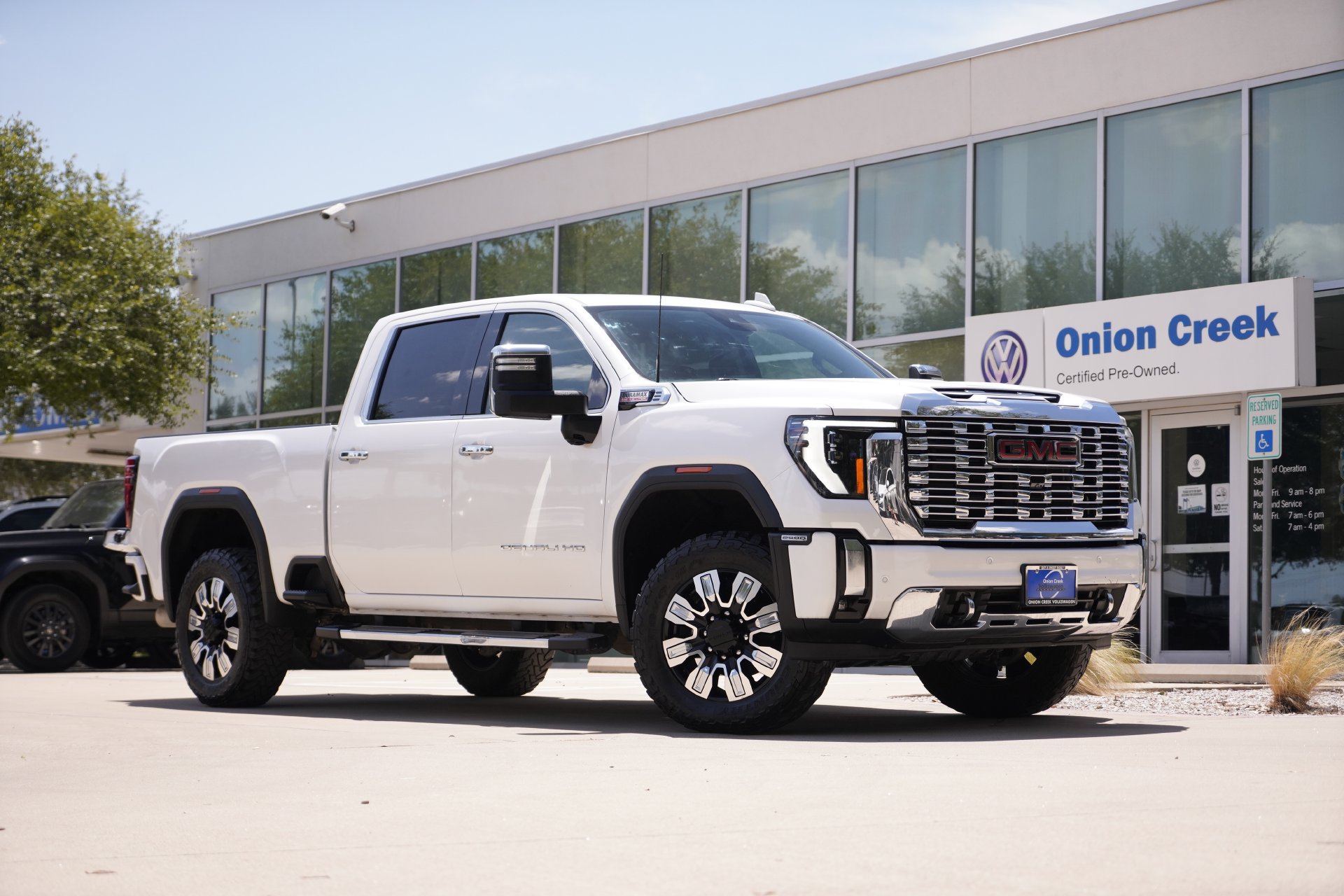 Used 2024 GMC Sierra 2500 Denali w/ Denali Reserve Package AWD/4WD image 1