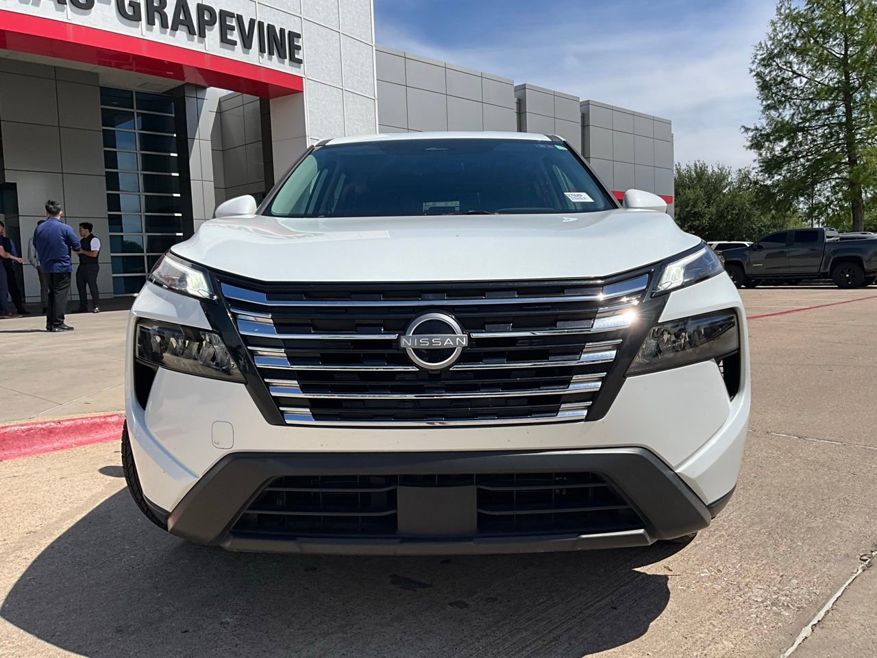 Used 2025 Nissan Rogue SV image 3