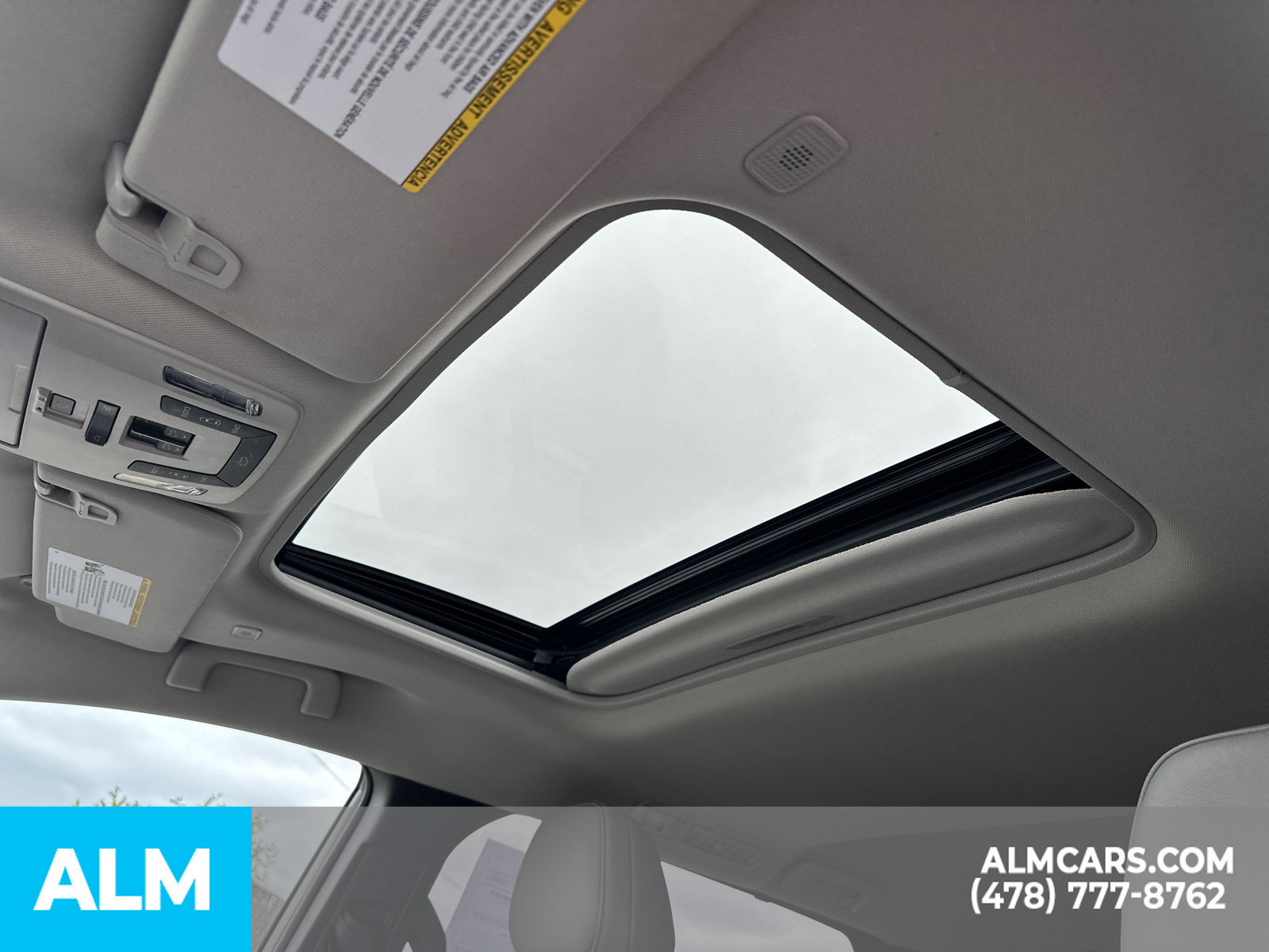 Used 2025 Toyota Sienna XLE FWD image 35