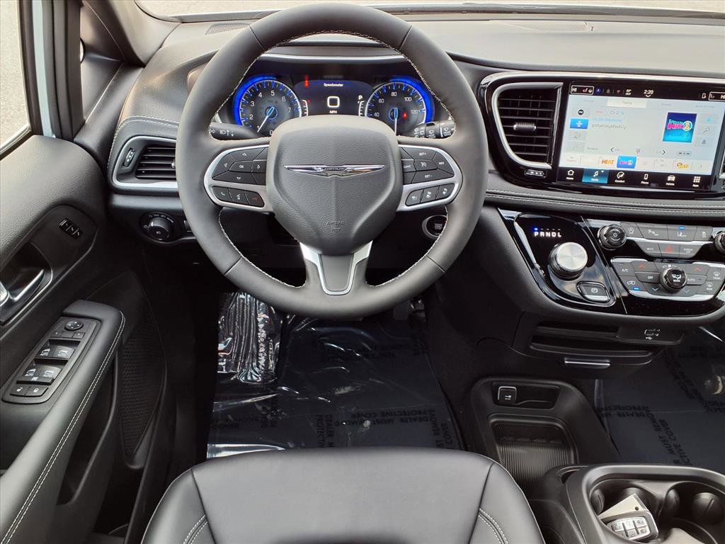 New 2026 Chrysler Pacifica Select image 3
