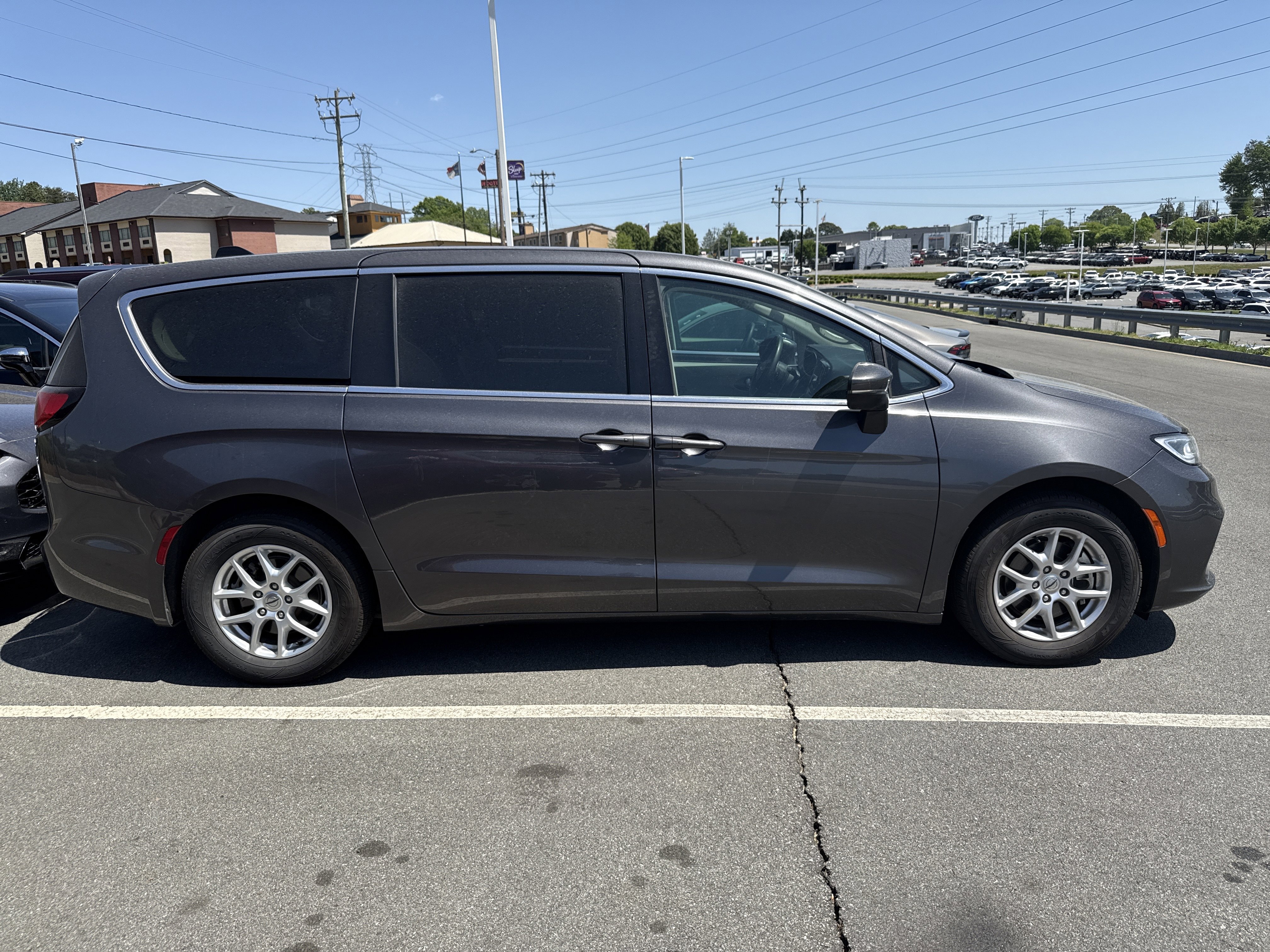 Used 2023 Chrysler Pacifica Touring-L FWD image 10