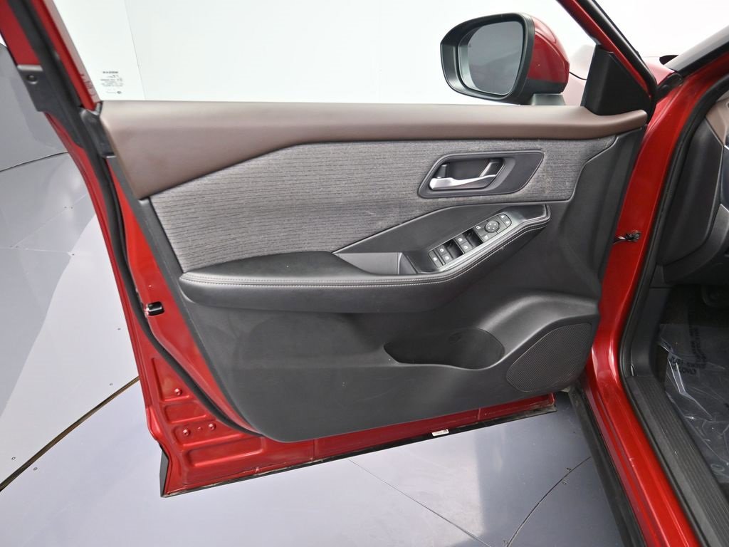 Used 2023 Nissan Rogue SV image 10