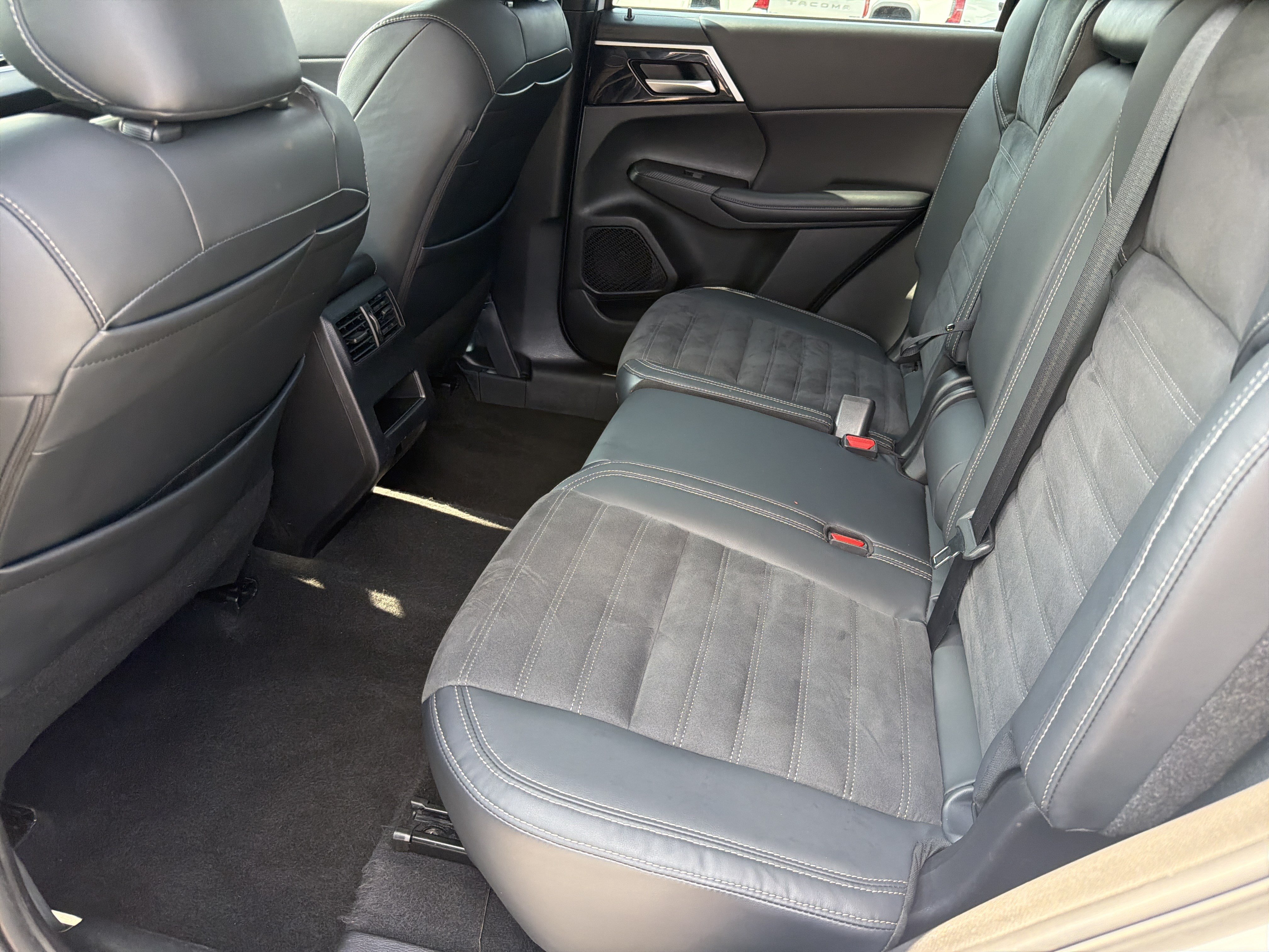 Used 2023 Mitsubishi Outlander SE FWD image 31