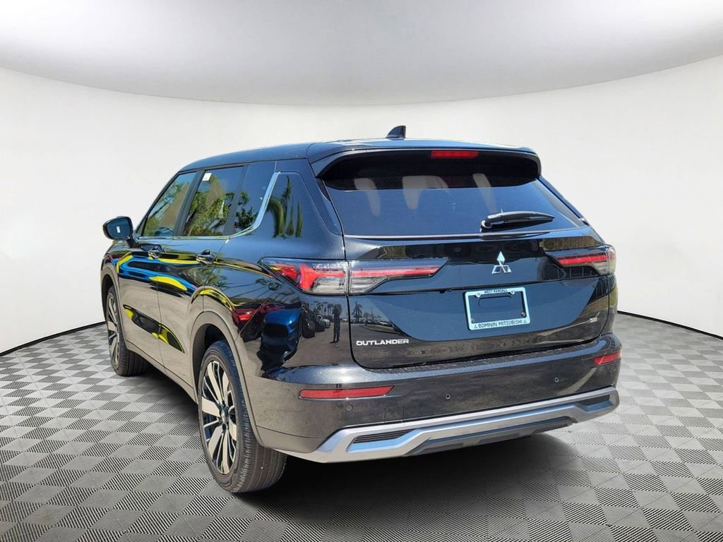 New 2025 Mitsubishi Outlander SE image 3