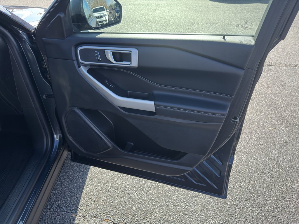 Used 2022 Ford Explorer XLT w/ Equipment Group 202A image 33