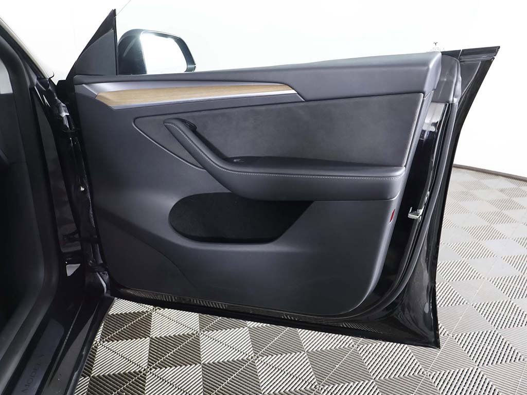 Used 2022 Tesla Model Y Long Range image 25