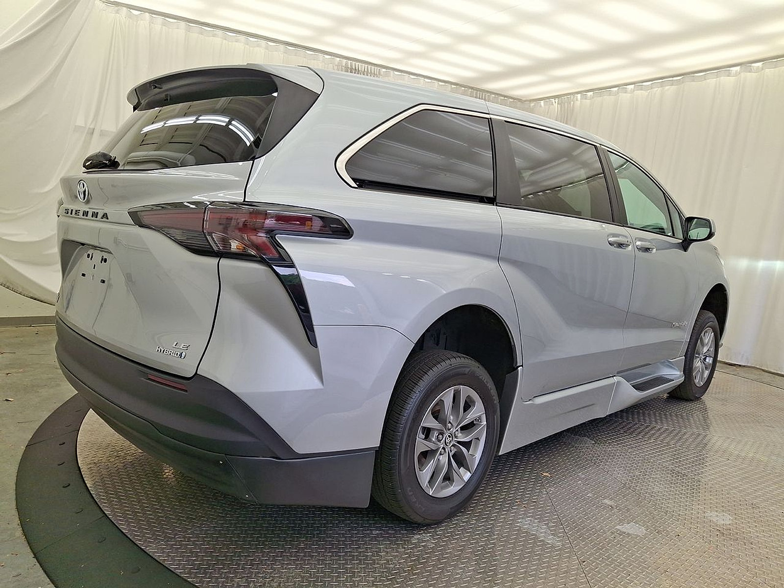 Used 2024 Toyota Sienna LE FWD image 27