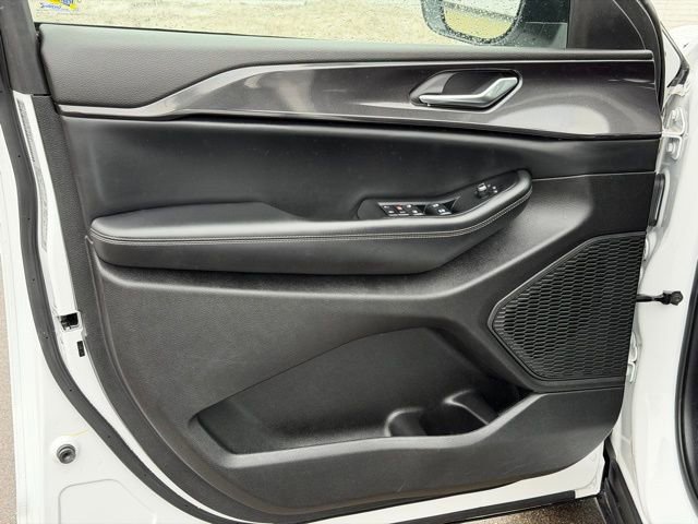 Used 2023 Jeep Grand Cherokee Laredo image 9