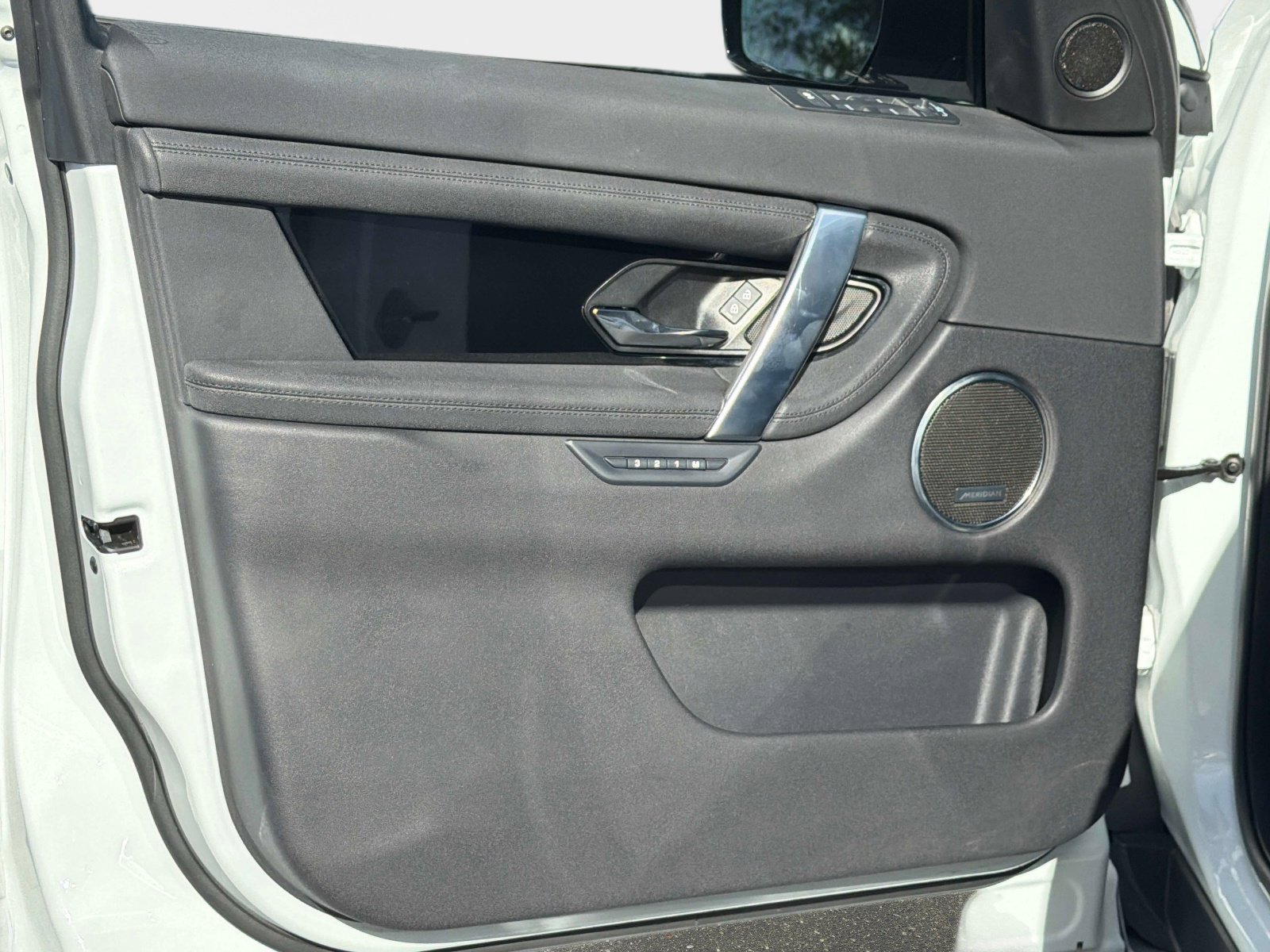 Used 2025 Land Rover Discovery Sport S image 34