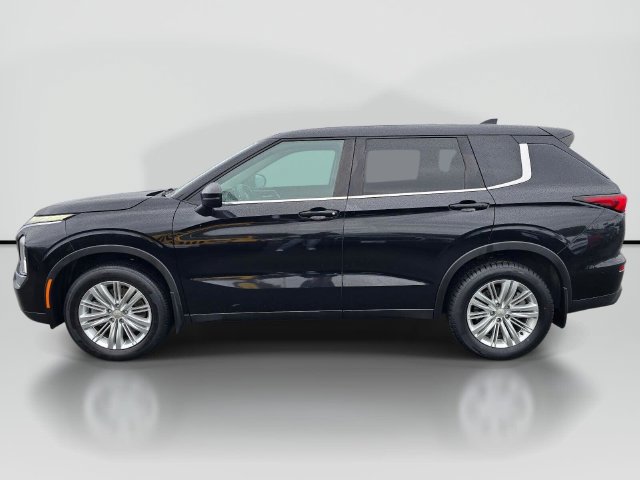 Used 2022 Mitsubishi Outlander ES FWD image 2