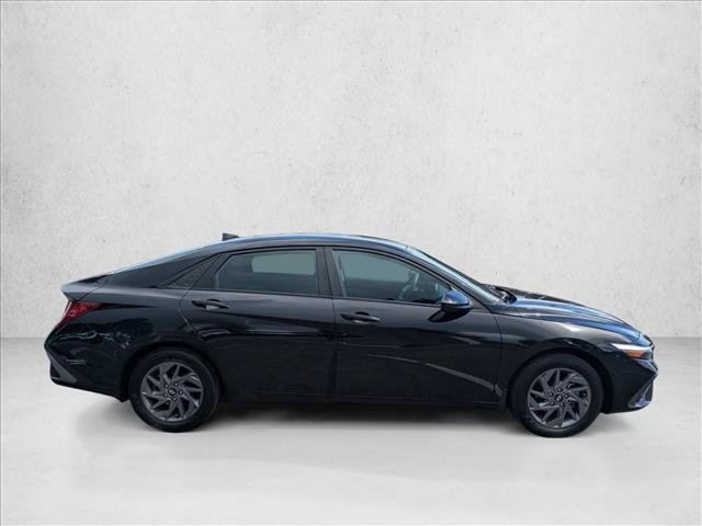 Used 2024 Hyundai Elantra Blue FWD image 4