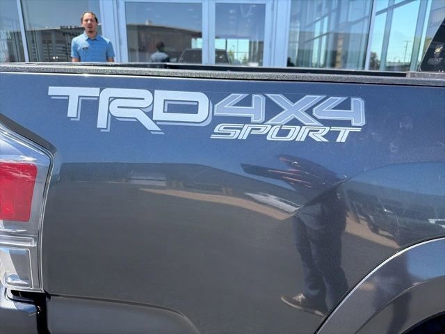 Used 2022 Toyota Tacoma TRD Sport AWD/4WD image 9