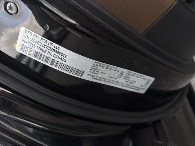 Used 2021 Chrysler Pacifica Limited w/ Uconnect Theater Family Group image 33