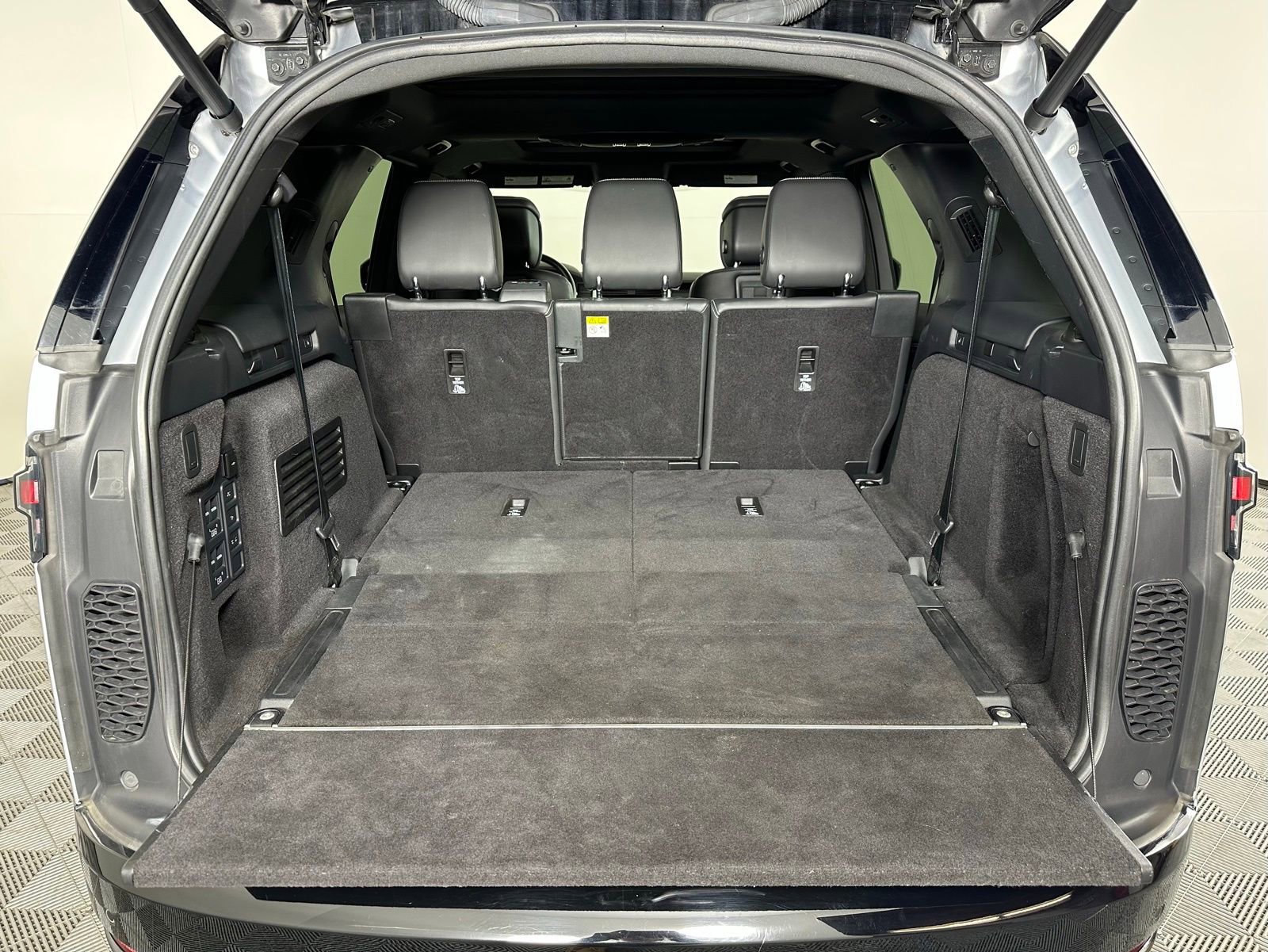 Used 2023 Land Rover Discovery Metropolitan Edition image 29