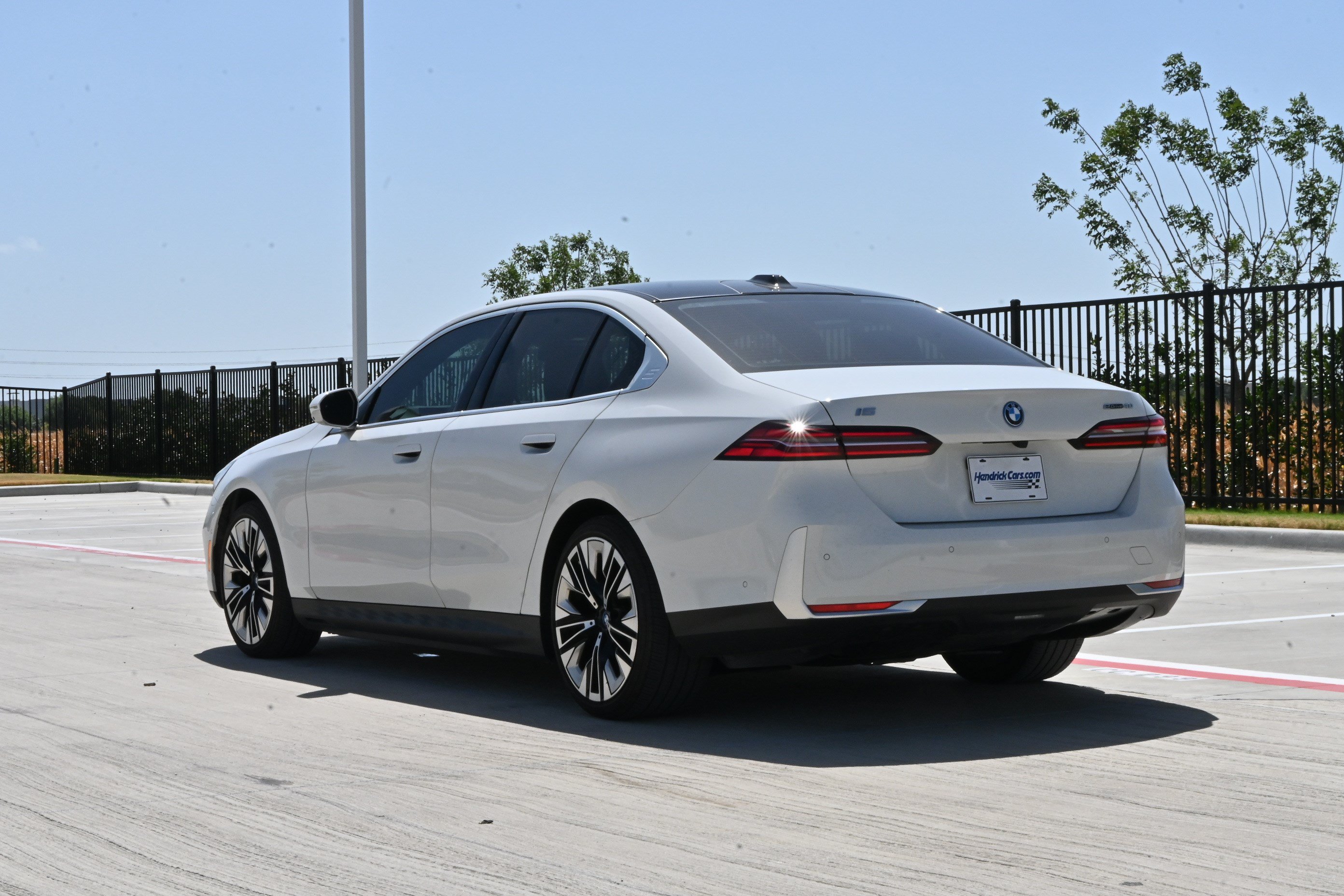 Used 2025 BMW i5 eDrive40i w/ Executive Package RWD image 7