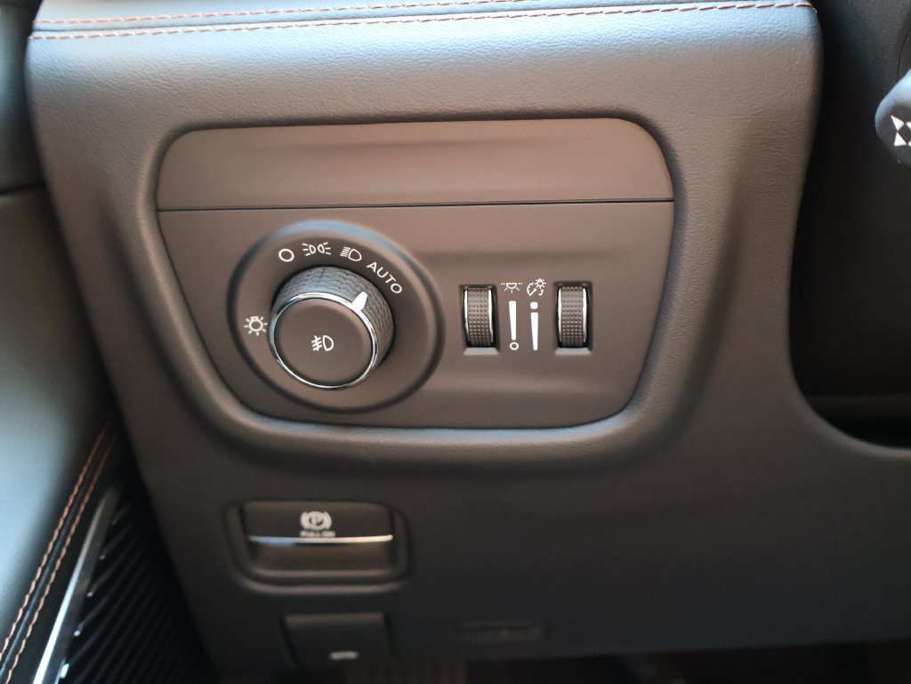 Used 2024 Jeep Grand Cherokee L Summit AWD/4WD image 33