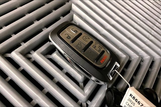 Used 2025 Chrysler Pacifica Limited image 11