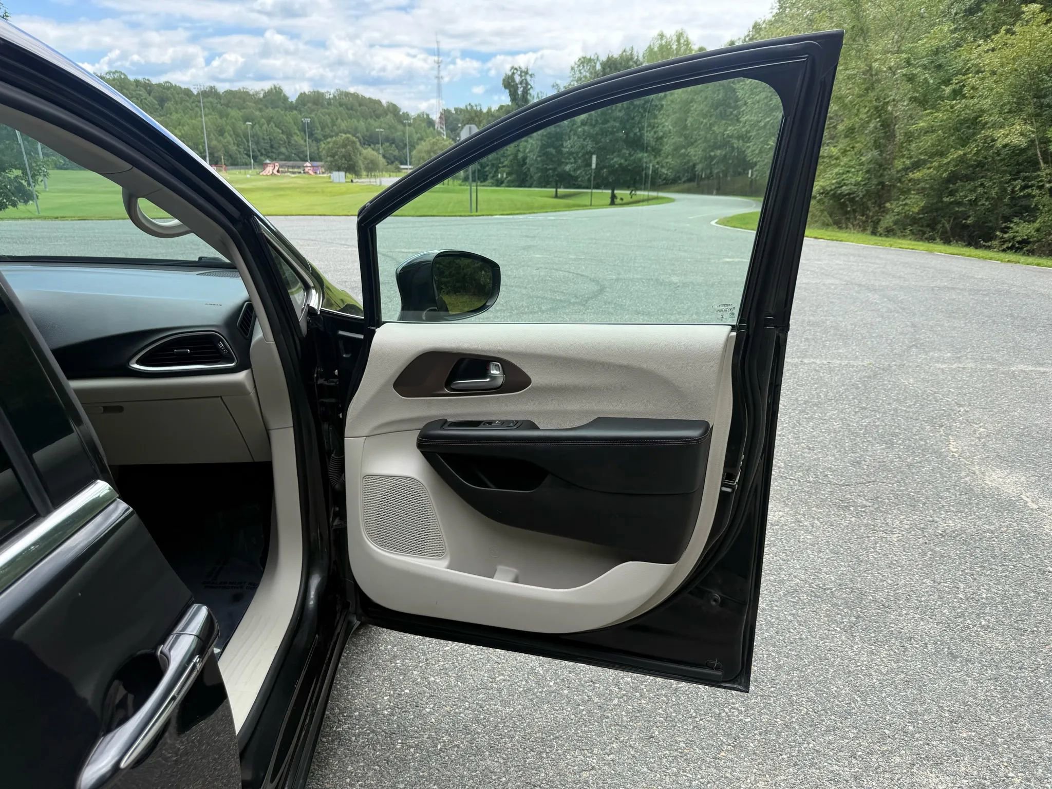 Used 2019 Chrysler Pacifica Touring-L FWD image 15