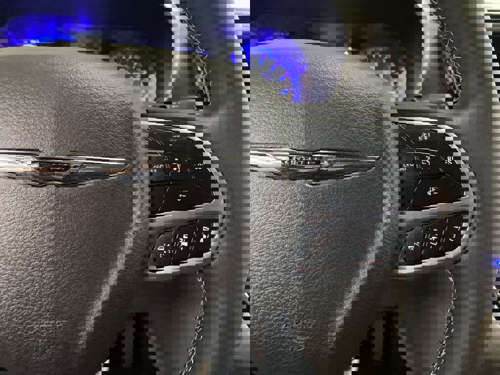 Used 2024 Chrysler Pacifica Touring-L image 22