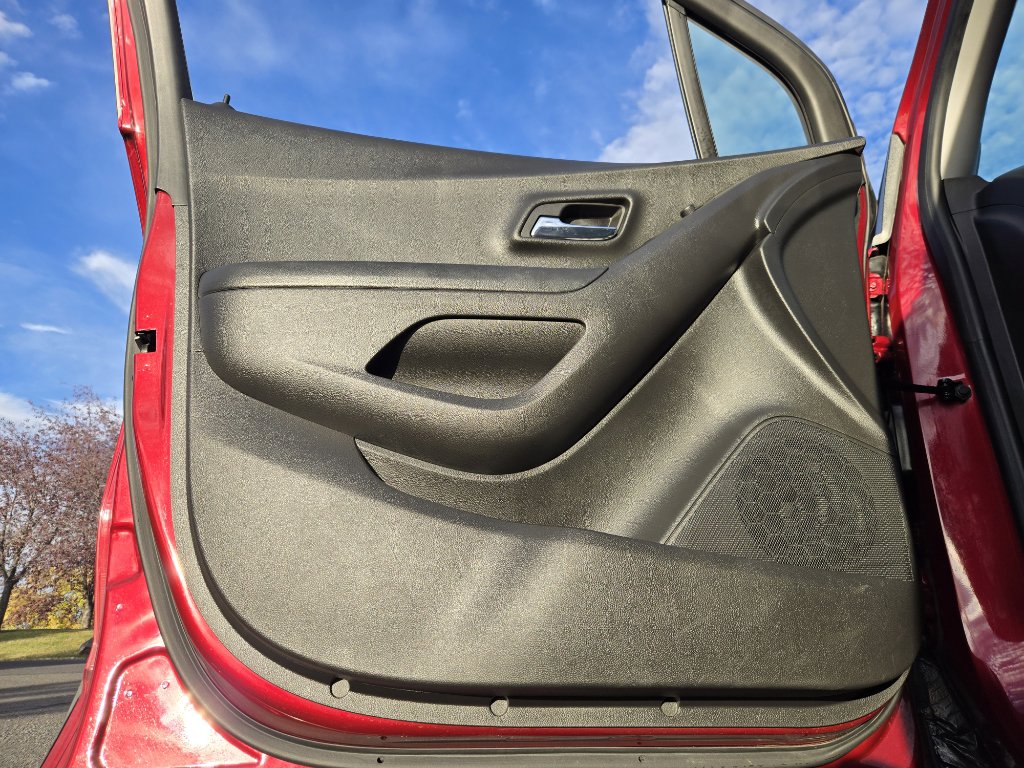 Used 2022 Chevrolet Trax LT w/ LT Convenience Package image 9