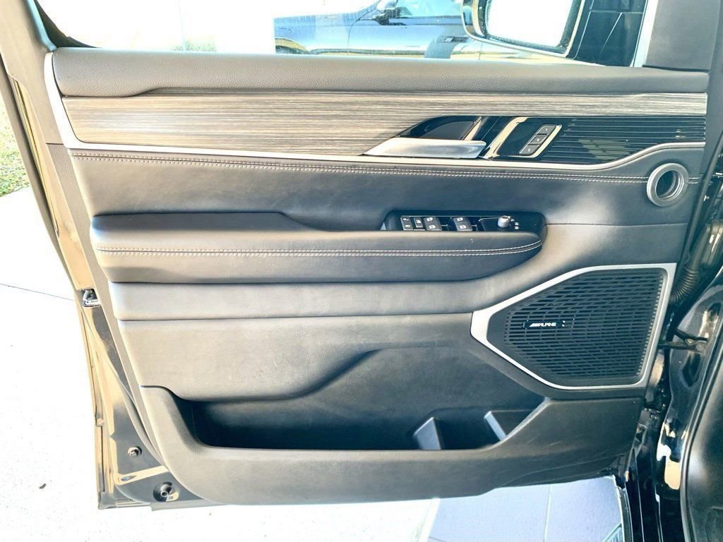 Used 2024 Jeep Wagoneer Series II w/ Flexible Seating Group AWD/4WD image 12