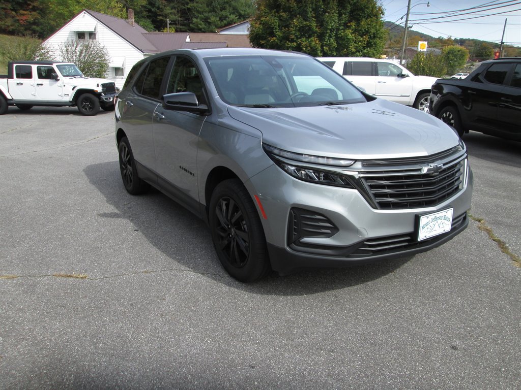 Used 2023 Chevrolet Equinox LS w/ LS Convenience Package AWD/4WD image 3