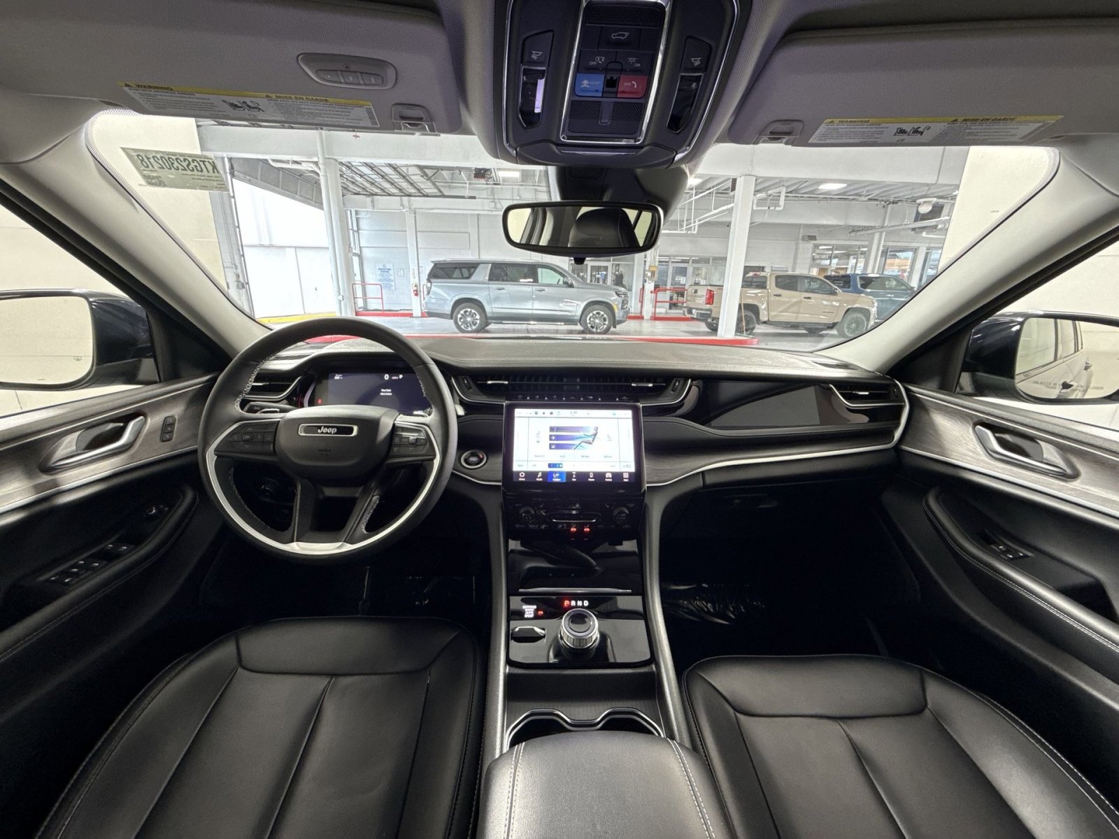 Used 2023 Jeep Grand Cherokee Limited w/ Black Appearance Package image 23