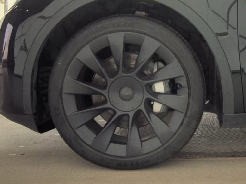 Used 2023 Tesla Model Y Long Range image 21