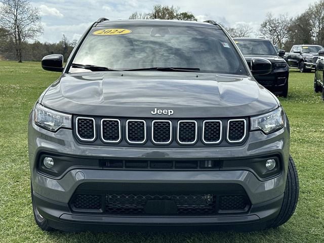 Used 2024 Jeep Compass Latitude image 3