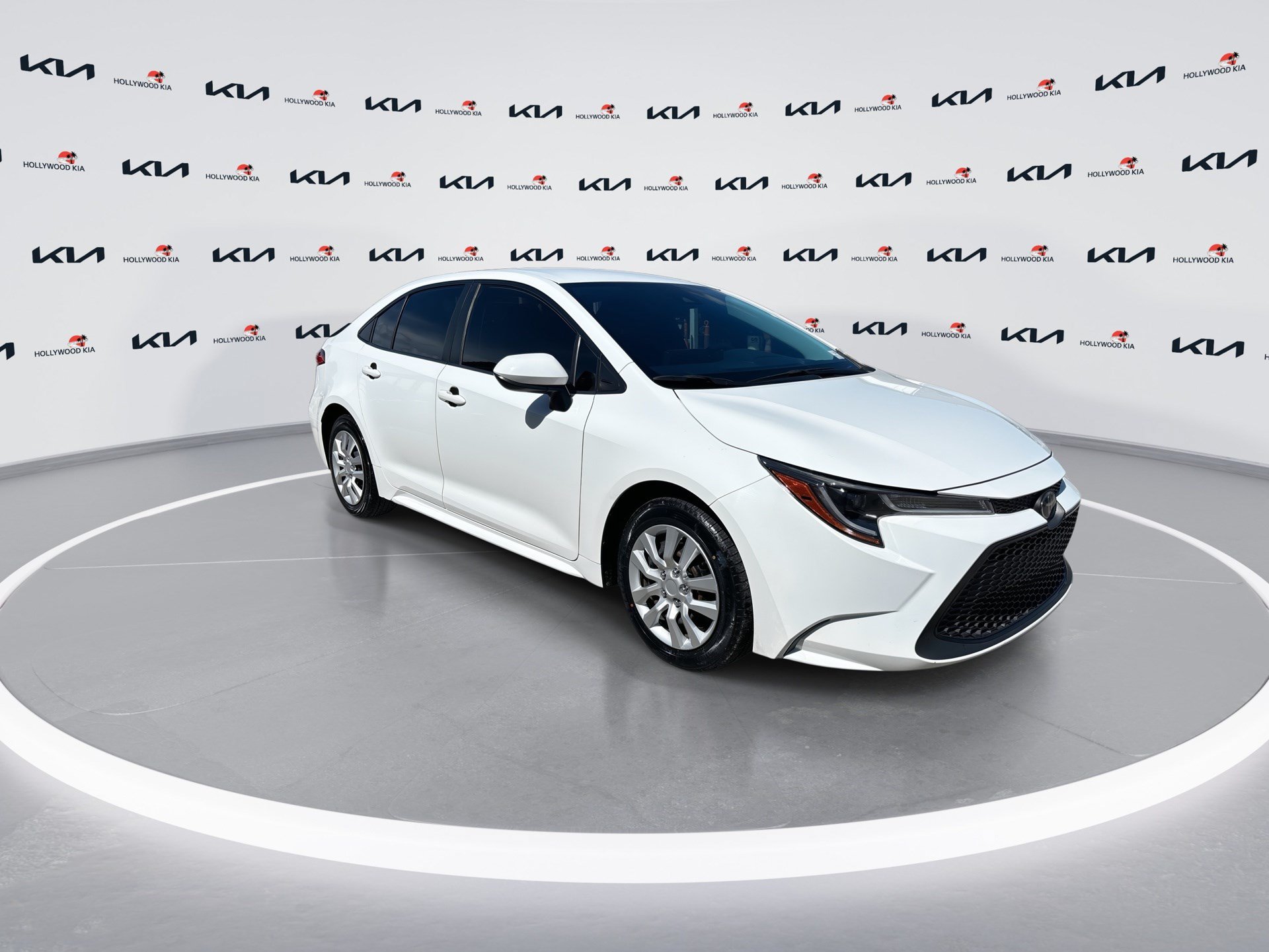 Used 2022 Toyota Corolla LE FWD image 2