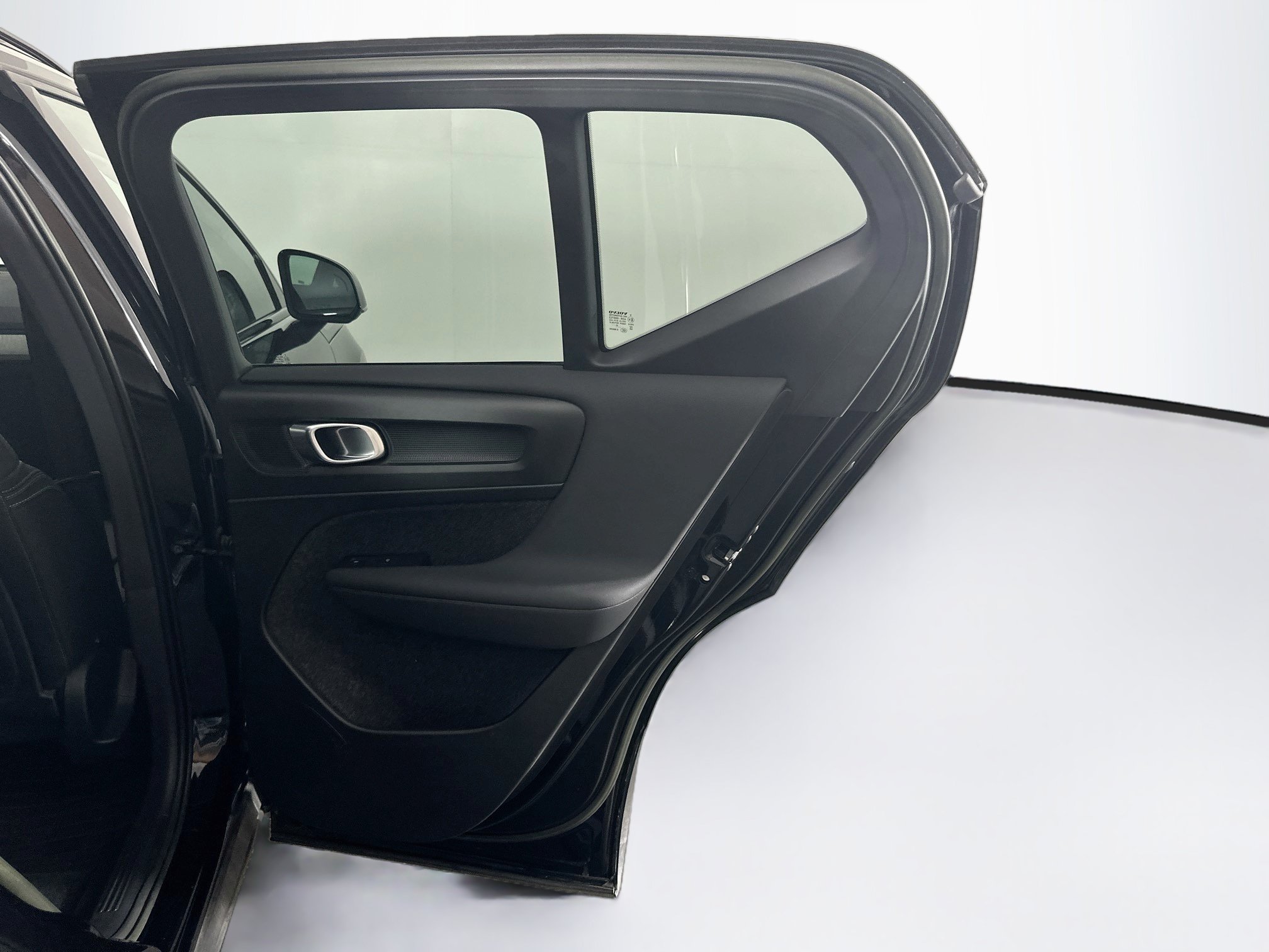 Used 2023 Volvo XC40 B4 Ultimate FWD image 32