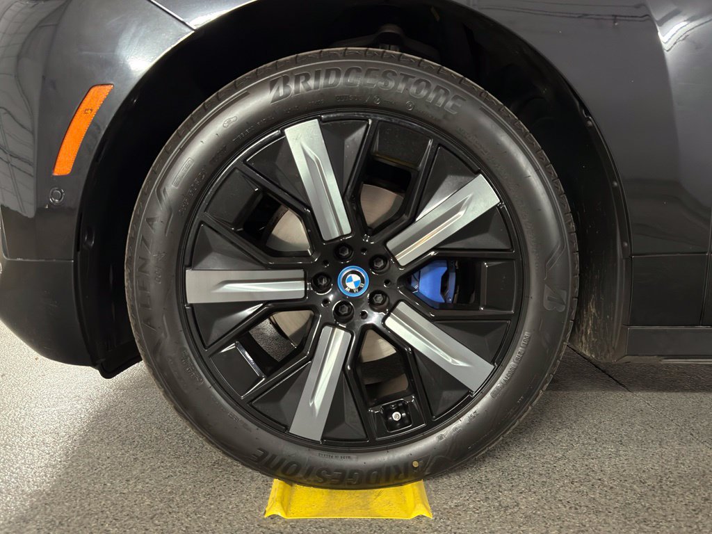 Used 2023 BMW iX xDrive50 w/ Sport Package AWD/4WD image 15