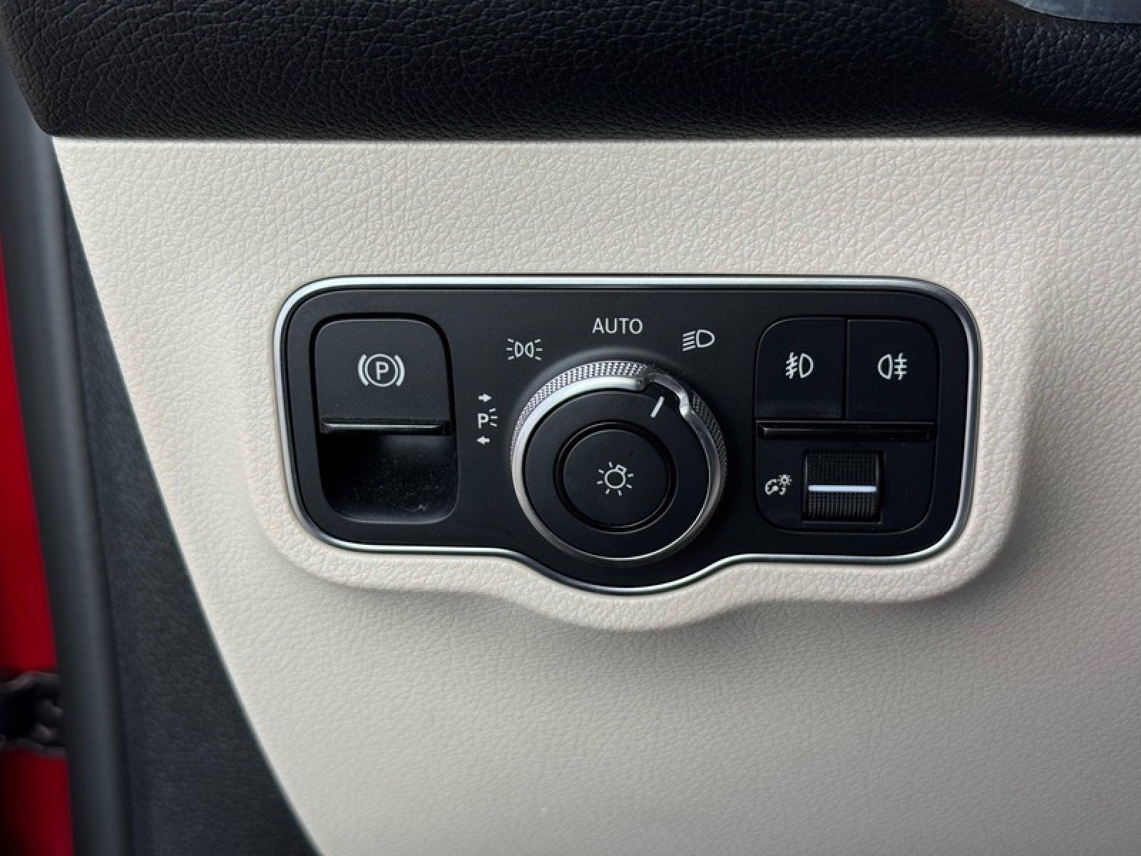 Certified 2022 Mercedes-Benz GLB 250 4MATIC w/ Premium Package Lite image 28