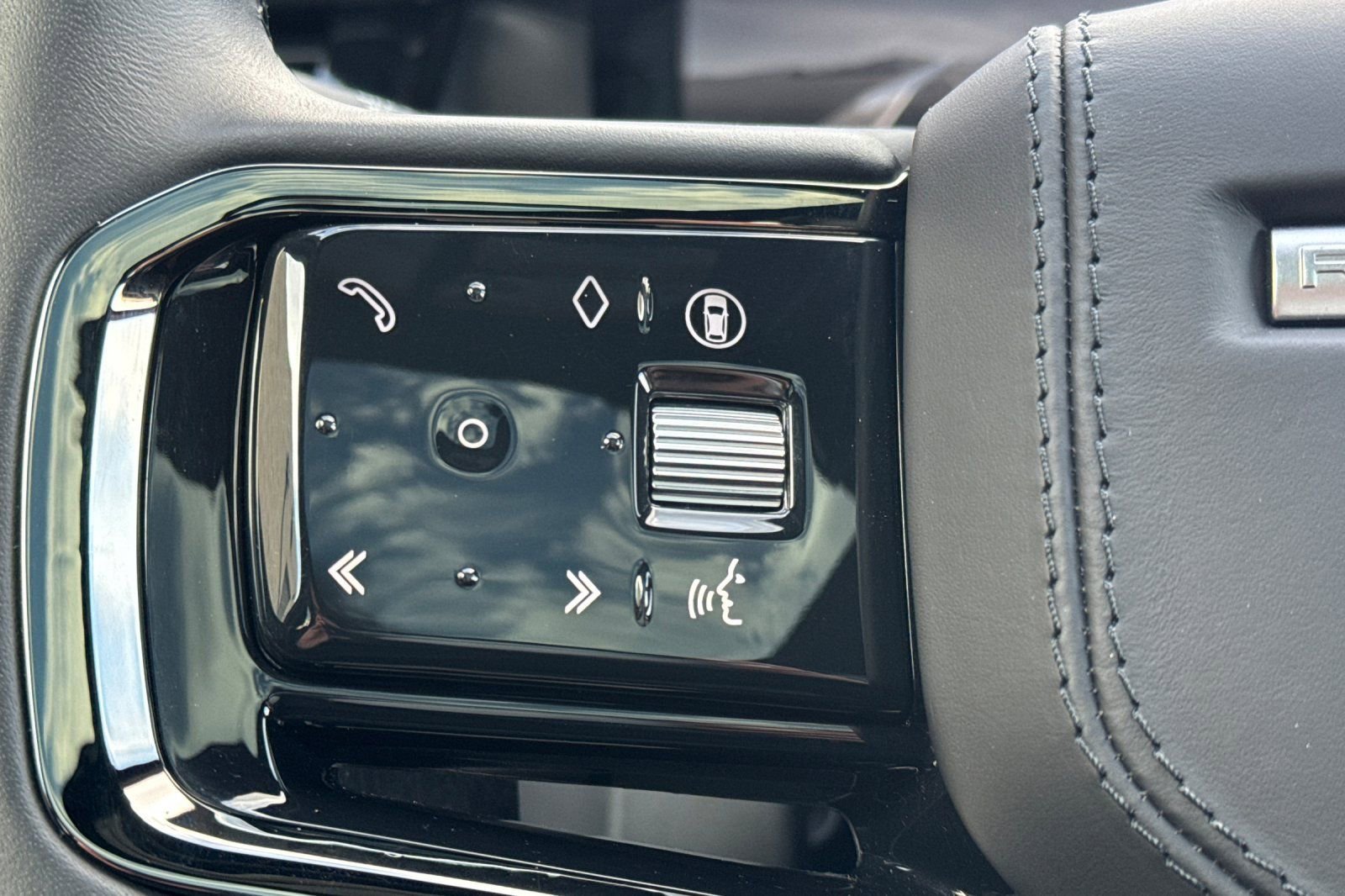 Used 2025 Land Rover Range Rover Velar Dynamic SE image 28