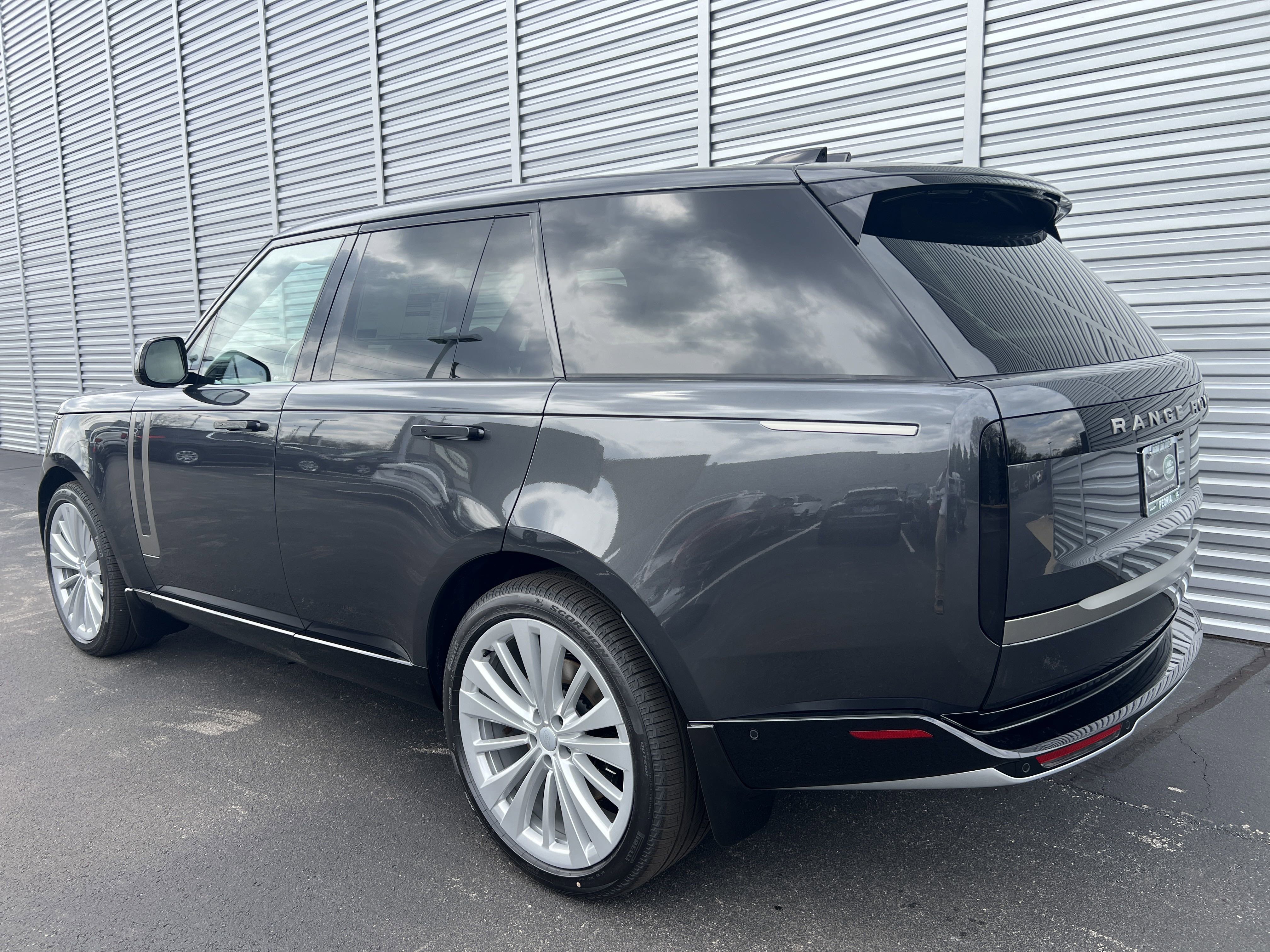 New 2025 Land Rover Range Rover SE image 3