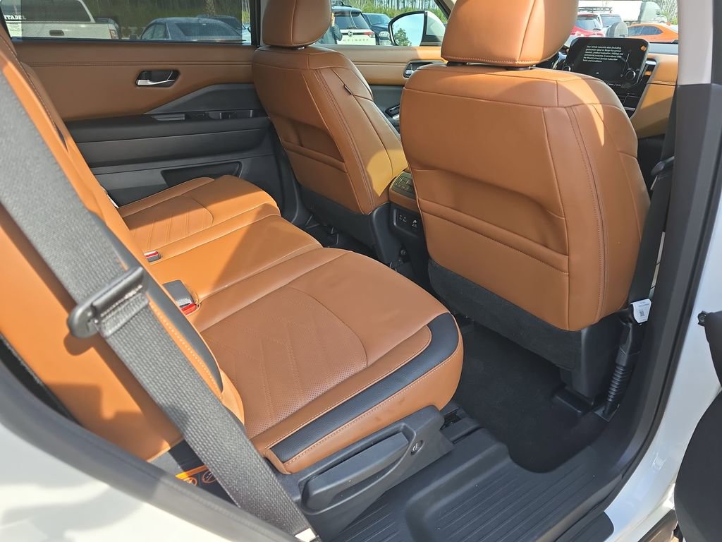 Used 2024 Nissan Pathfinder Platinum w/ Black Appearance Package image 14