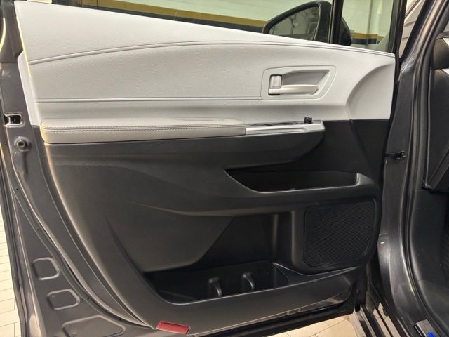 Used 2025 Toyota Sienna LE image 11