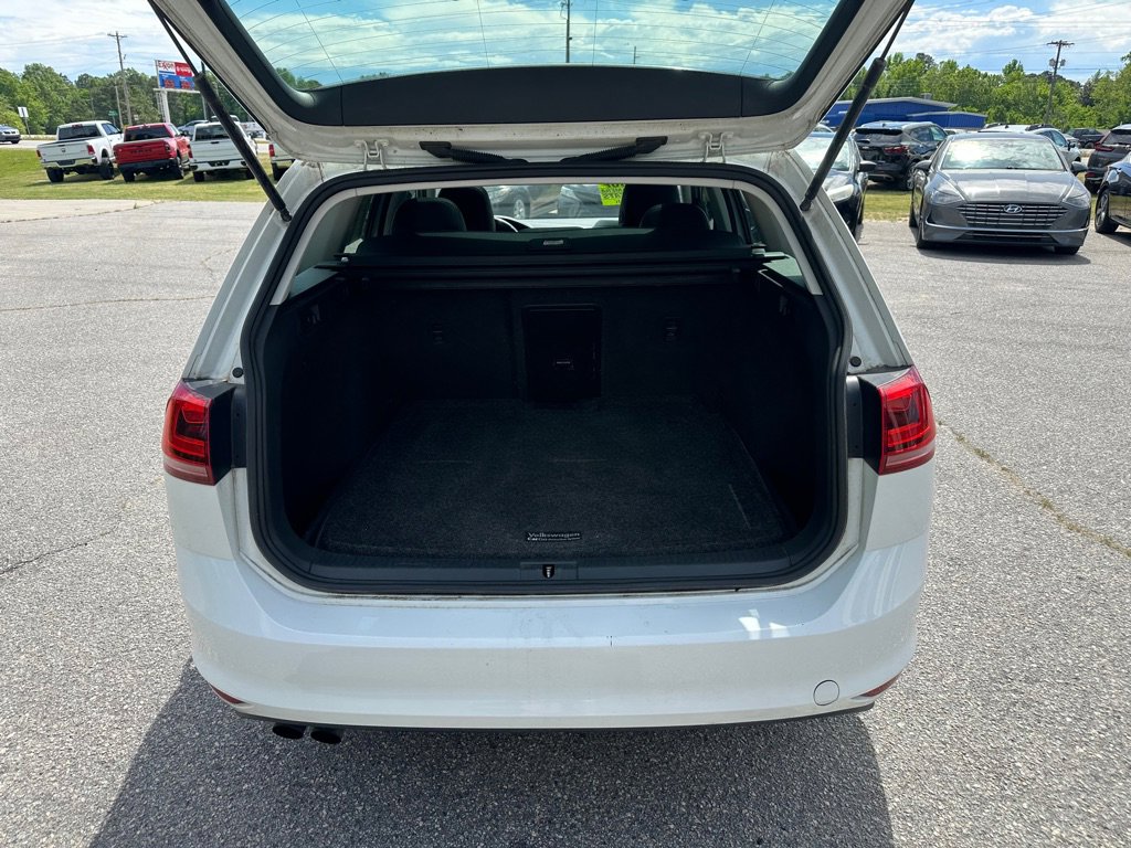 Used 2017 Volkswagen Golf SE image 10