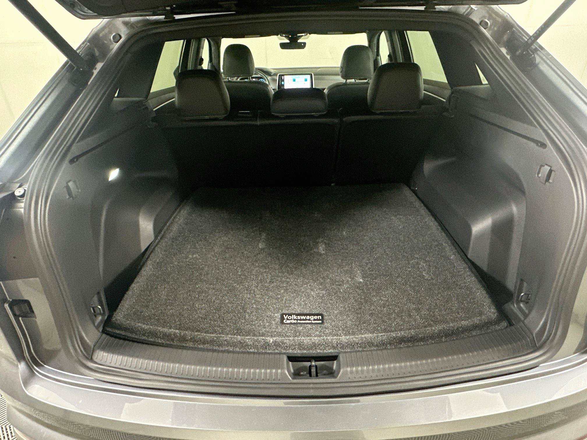 Used 2024 Volkswagen Atlas Cross Sport SE FWD image 28