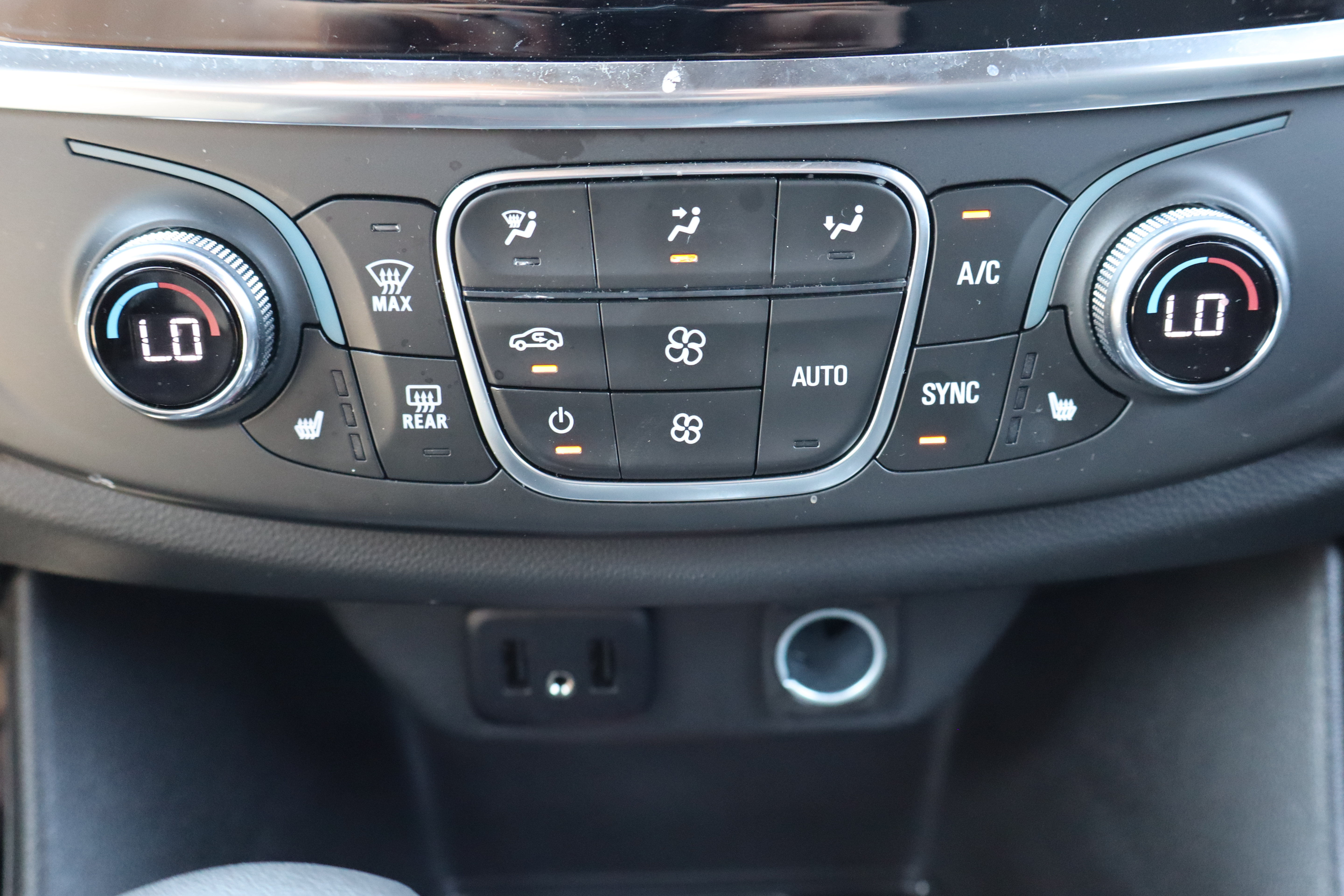 Used 2023 Chevrolet Traverse LT w/ LPO, Floor Liner Package AWD/4WD image 23