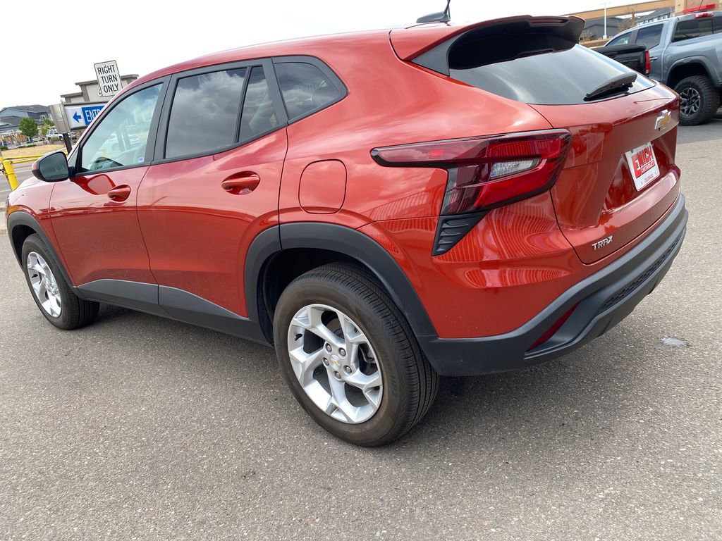 Used 2024 Chevrolet Trax LS w/ LS Convenience Package FWD image 3